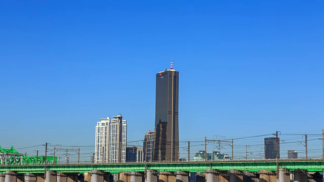 风景秀丽的汉江铁路桥(63号楼)视频素材