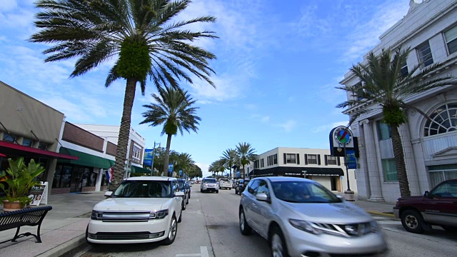 新士麦那海滩佛罗里达州市中心运河街有商店和餐馆，交通和汽车视频素材