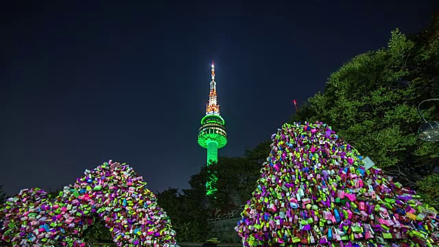 首尔N塔和爱锁的夜景(首尔地标)视频素材