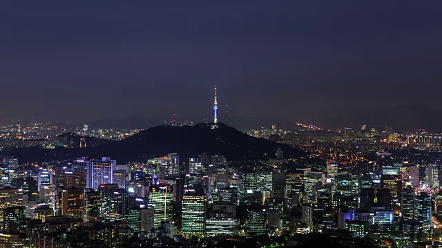 城市景观N汉城塔(首尔的地标)在晚上视频素材