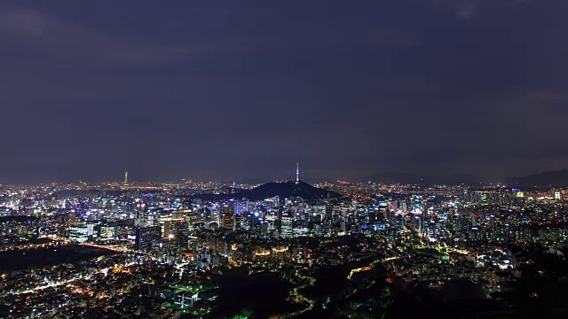 城市景观N汉城塔(首尔的地标)在晚上视频素材