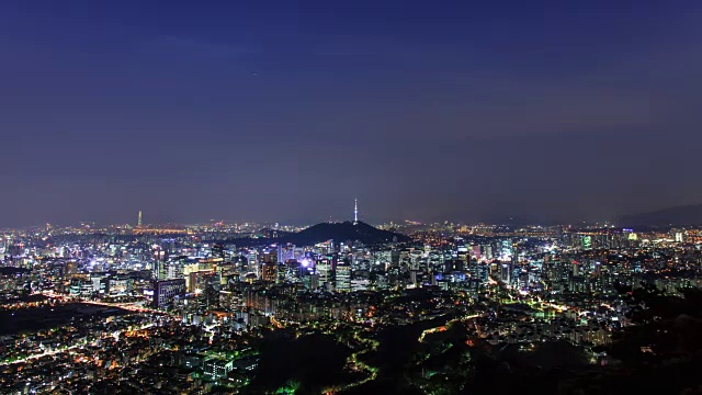 城市景观N汉城塔(首尔的地标)在晚上视频素材