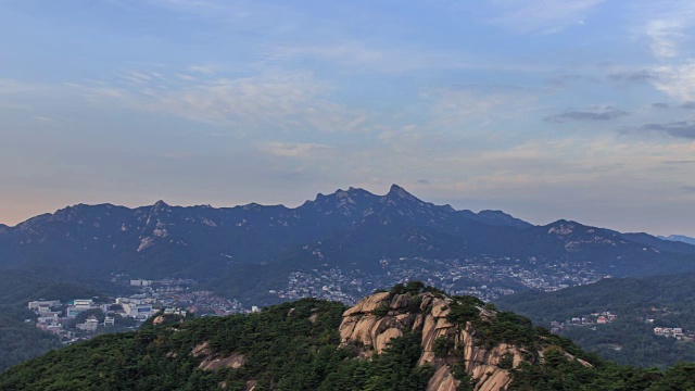 观Inwangsan山(韩国的守护山，有许多佛教寺庙)视频素材