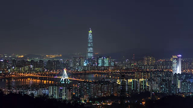 首尔的夜景，有奥林匹克大桥和乐天世界大厦视频素材