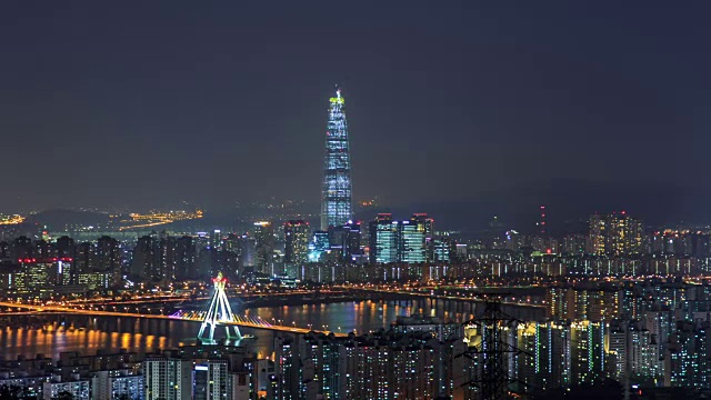 首尔的夜景，有奥林匹克大桥和乐天世界大厦视频素材