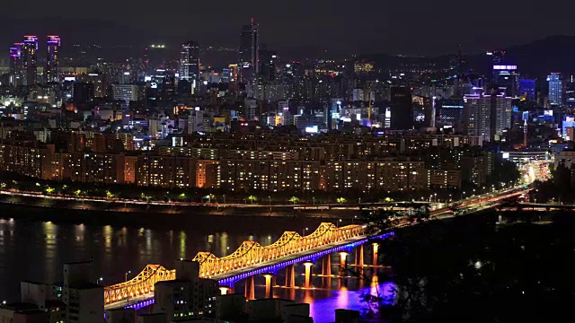 夜晚，在邯钢河东荷大约桥周围视频素材