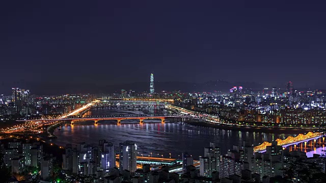 夜景中的乐天世界大厦，环绕汉江城须大宇大桥视频素材