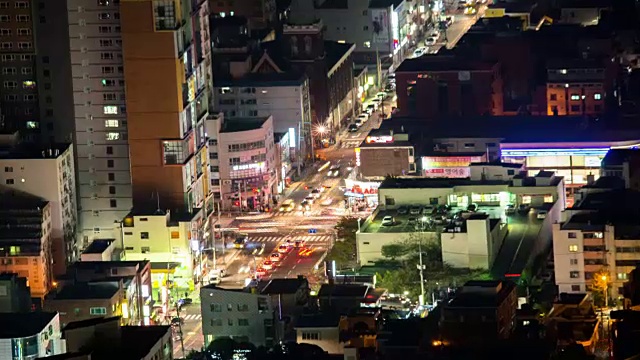 夜景的交通在道路上移动和建造的建筑物在海云大谷视频素材