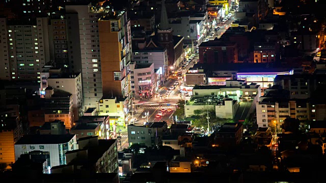 夜景的交通在道路上移动和建造的建筑物在海云大谷视频素材