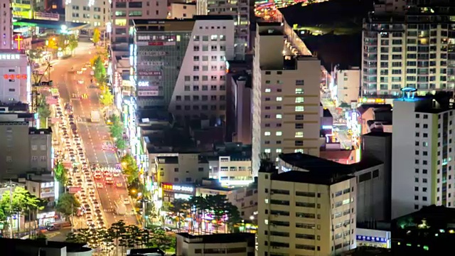 夜景的交通在道路上移动和建造的建筑物在海云大谷视频素材