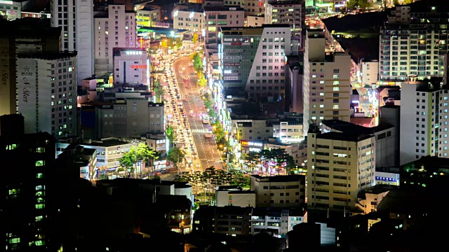 夜景的交通在道路上移动和建造的建筑物在海云大谷视频素材