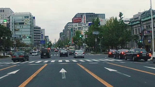 在城市道路上开车视频素材