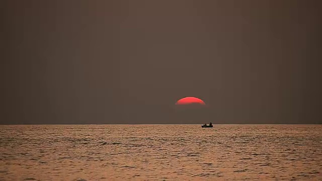 在热带日落海滩上的小船视频下载