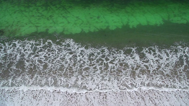 海岸上的波浪视频素材