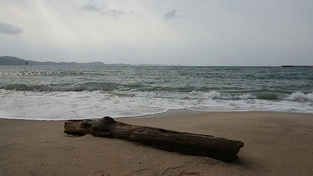 热带海滩的木材和海浪视频下载