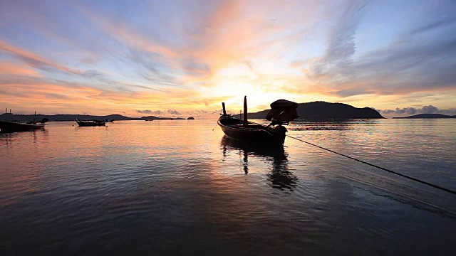 夕阳剪影长尾船视频素材