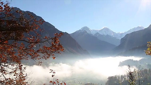 风景优美，俯瞰秋天的山谷视频素材