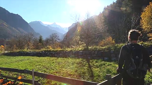 年轻人看了看风景，从喷泉边喝水视频素材