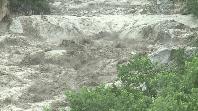 飓风过后，汹涌的河水泛滥视频素材