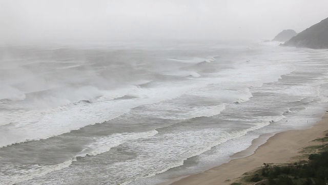 飓风激起浪花和巨浪视频素材