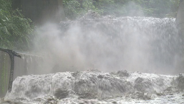 飓风过后，汹涌的河水泛滥视频素材