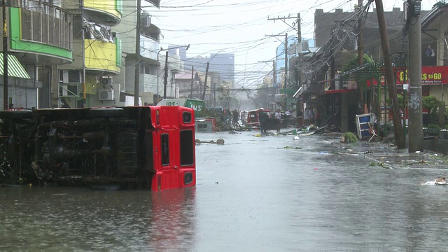 台风海燕风暴潮破坏塔克洛班市视频素材