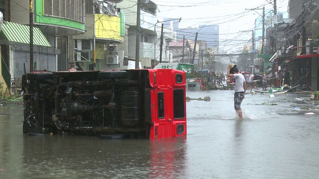 台风海燕风暴潮破坏塔克洛班市视频素材