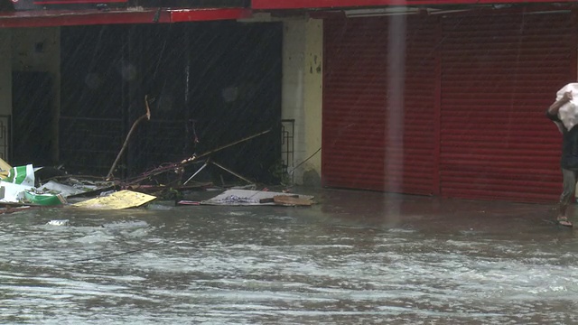 台风“海燕”过后，救援队伍在风暴潮中穿行视频素材