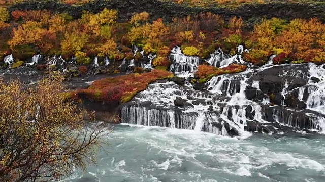 高清平移拍摄Hraunfossar瀑布倾泻到Hvítá河视频素材