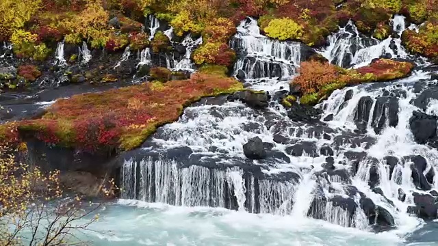 高清平移拍摄Hraunfossar瀑布倾泻到Hvítá河视频素材