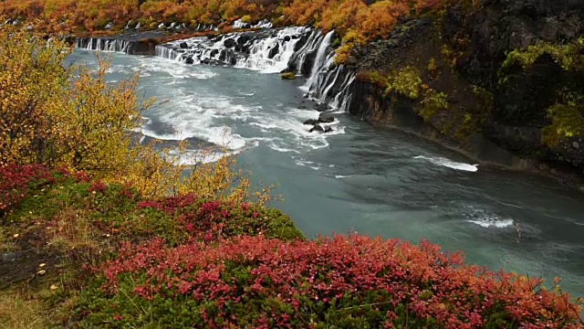 Hraunfossar瀑布倾泻到Hvítá河中视频素材