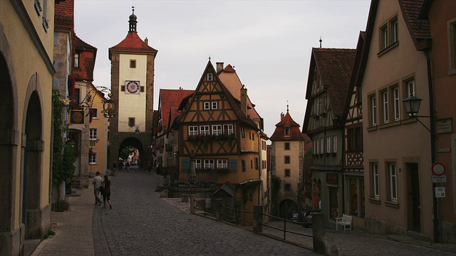 老城WS街，Spitalgasse在背景/ Rothenburg ob der Tauber，德国视频素材