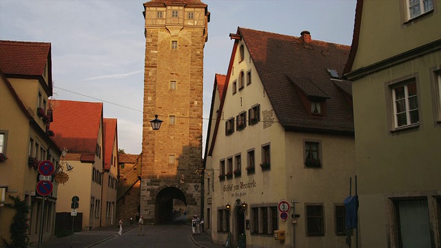 WS TU建筑和城门古镇/ Rothenburg ob der Tauber，德国视频素材