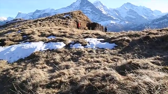 走到高山草甸的顶端看风景视频素材