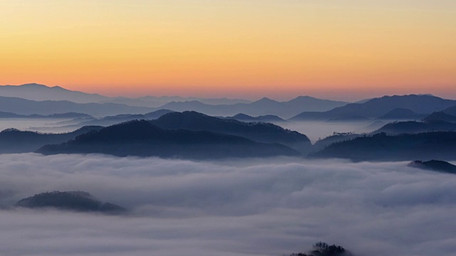 云海和玉桢湖山脉的日出景观视频素材