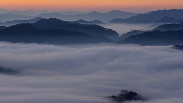 云海和玉桢湖山脉的日出景观视频素材