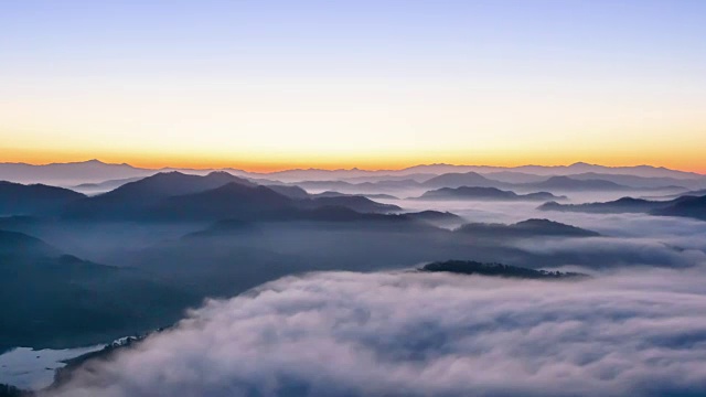 云海和玉桢湖山脉的日出景观视频素材