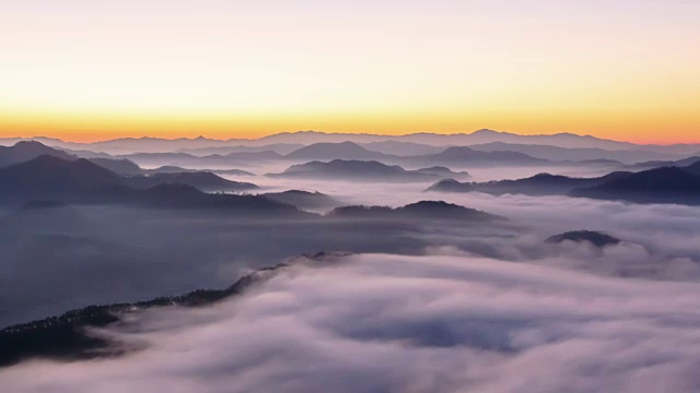 云海和玉桢湖山脉的日出景观视频素材