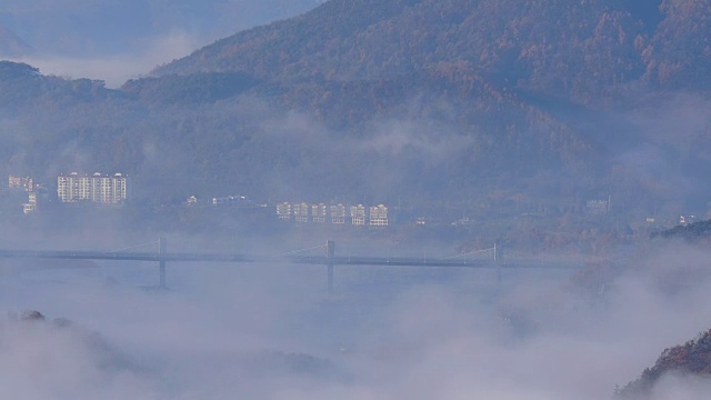 云海和玉桢湖的一座桥视频素材