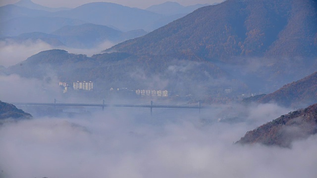 云海和玉桢湖的一座桥视频素材