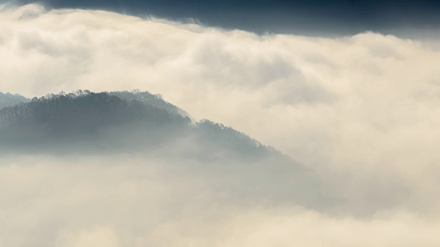 云海和山在玉樽湖视频素材