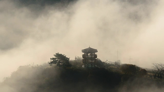 俯瞰云海和玉樽湖的露台视频素材