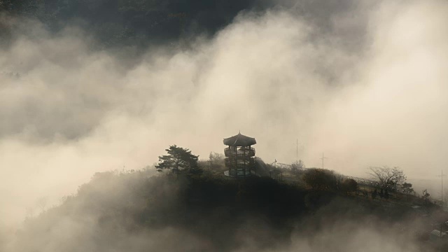 俯瞰云海和玉樽湖的露台视频素材