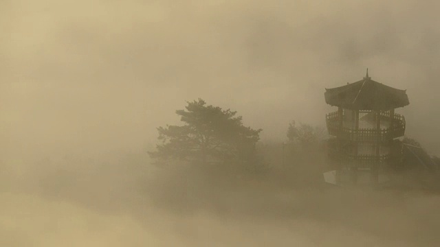 俯瞰云海和玉樽湖的露台视频素材