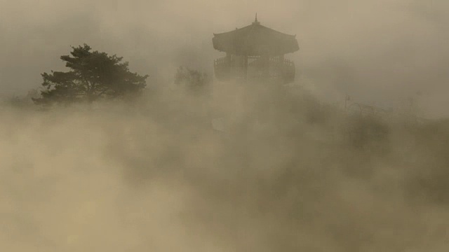 俯瞰云海和玉樽湖的露台视频素材