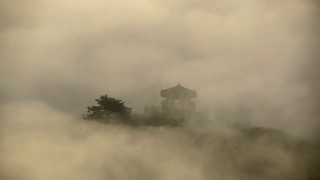 俯瞰云海和玉樽湖的露台视频素材