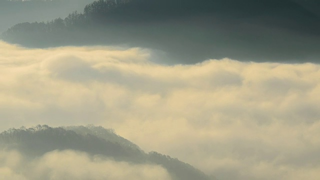 云海和山在玉樽湖视频素材