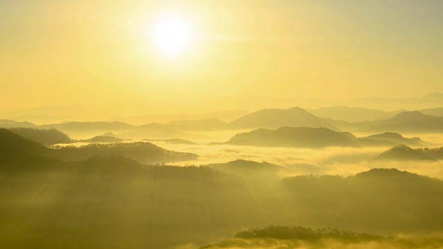 云海和玉桢湖山脉的日出景观视频素材