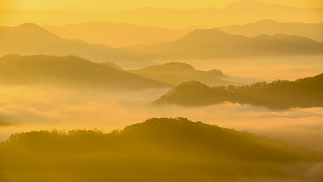 云海和玉桢湖山脉的日出景观视频素材