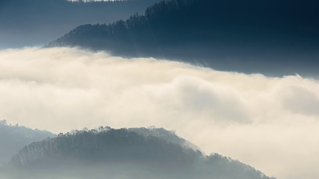 云海和山在玉樽湖视频素材